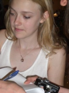 Dakota Faning Firmando autografos en Montepulciano