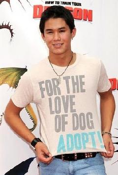 Boo Boo Stewart viste la Camiseta de 