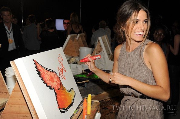 Nikki Reed Sube Foto En Twitter De Los DSA 2012