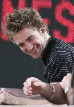 Robert Pattinson encanta a las chicas con sus atenciones